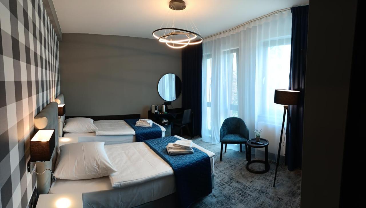 Hotel Sanova ยาโรสวาฟ ภายนอก รูปภาพ