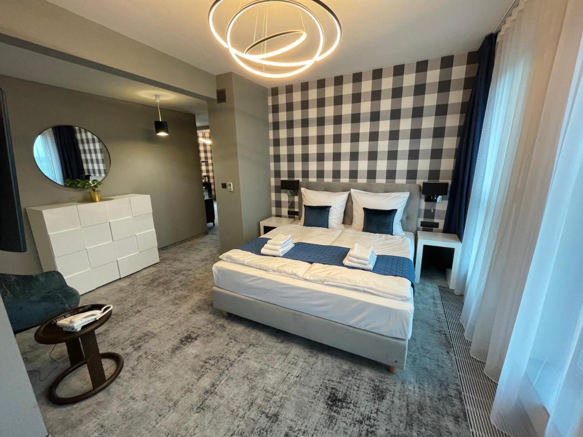 Hotel Sanova ยาโรสวาฟ ภายนอก รูปภาพ