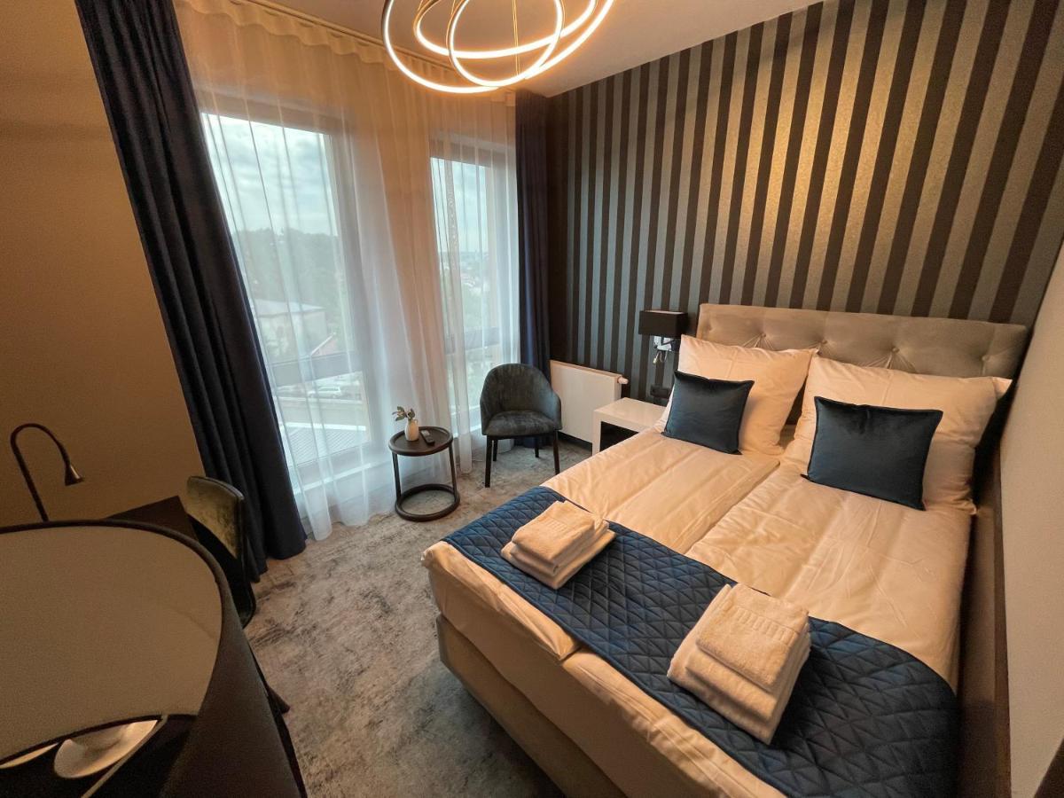 Hotel Sanova ยาโรสวาฟ ภายนอก รูปภาพ