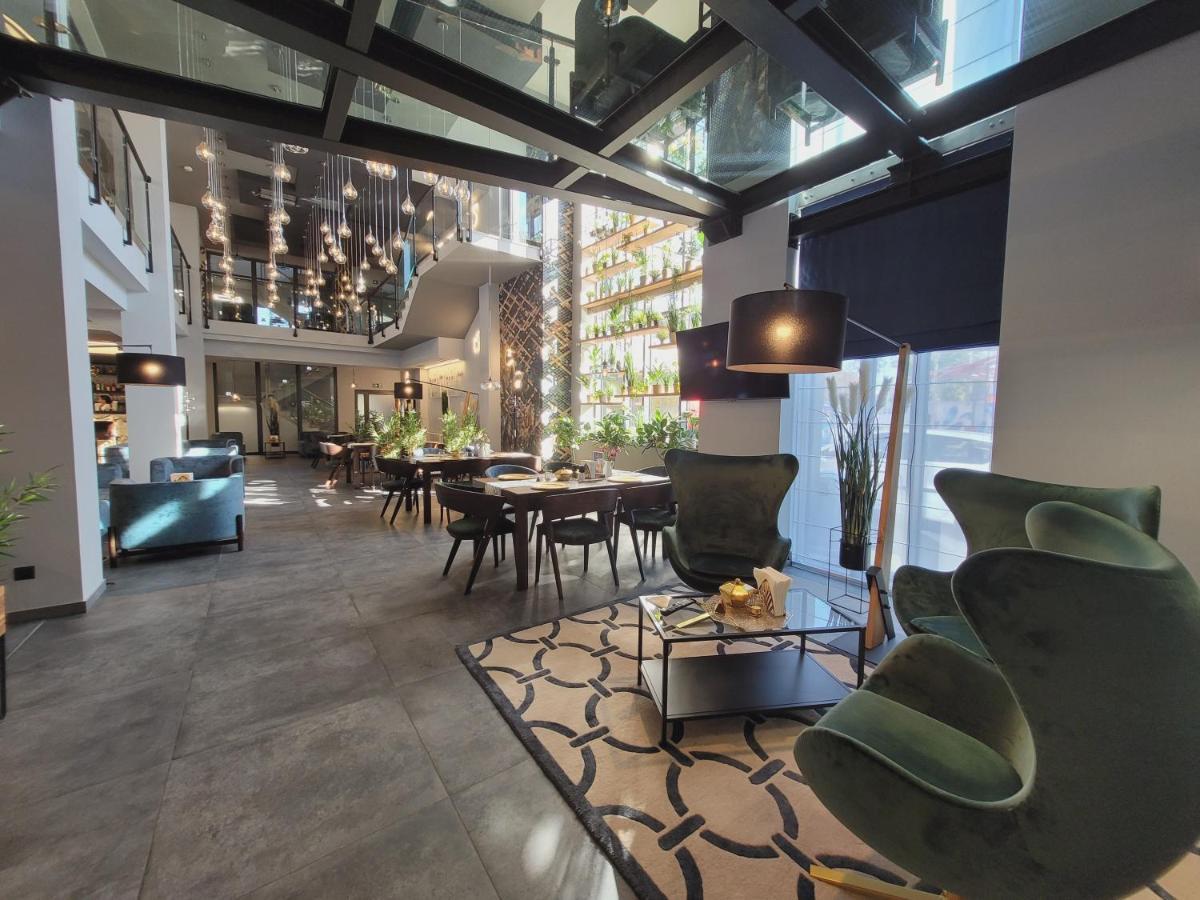 Hotel Sanova ยาโรสวาฟ ภายนอก รูปภาพ