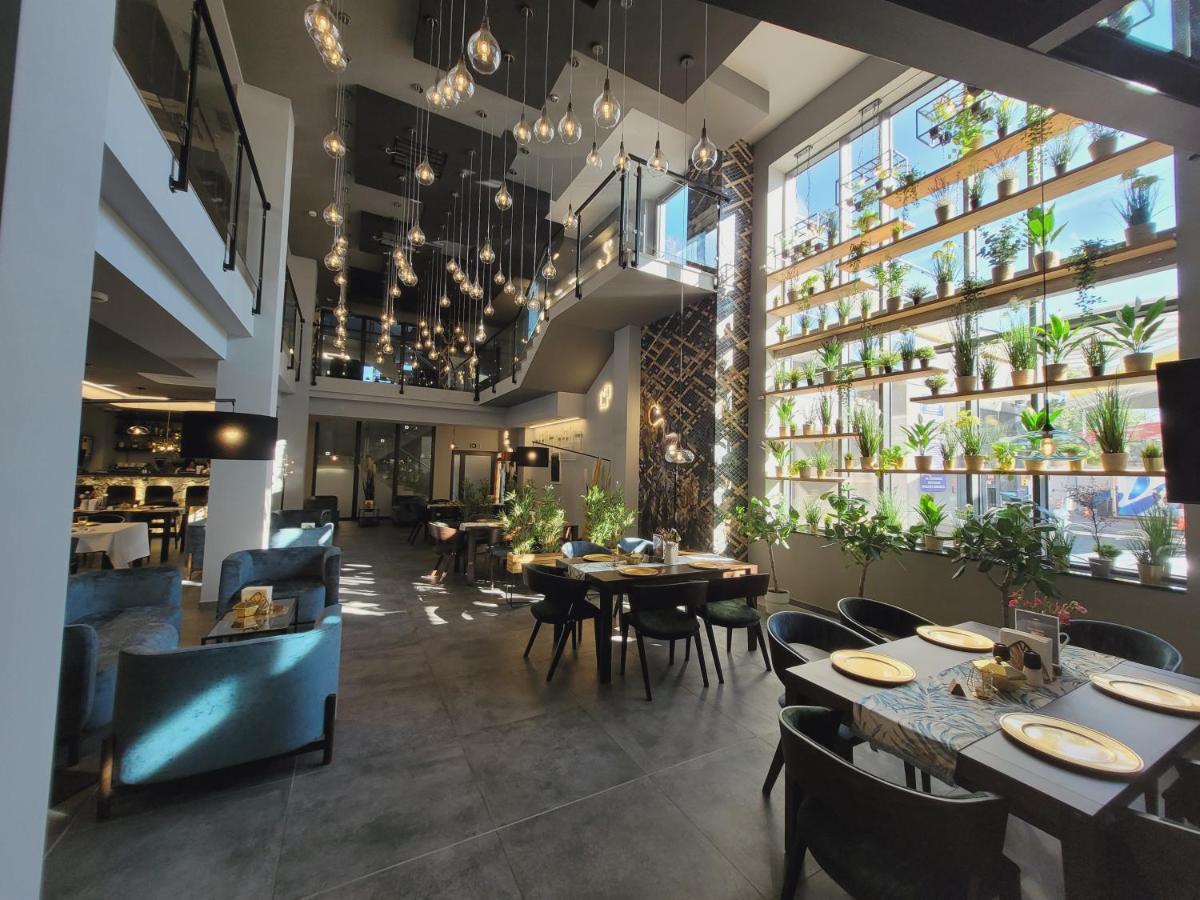 Hotel Sanova ยาโรสวาฟ ภายนอก รูปภาพ