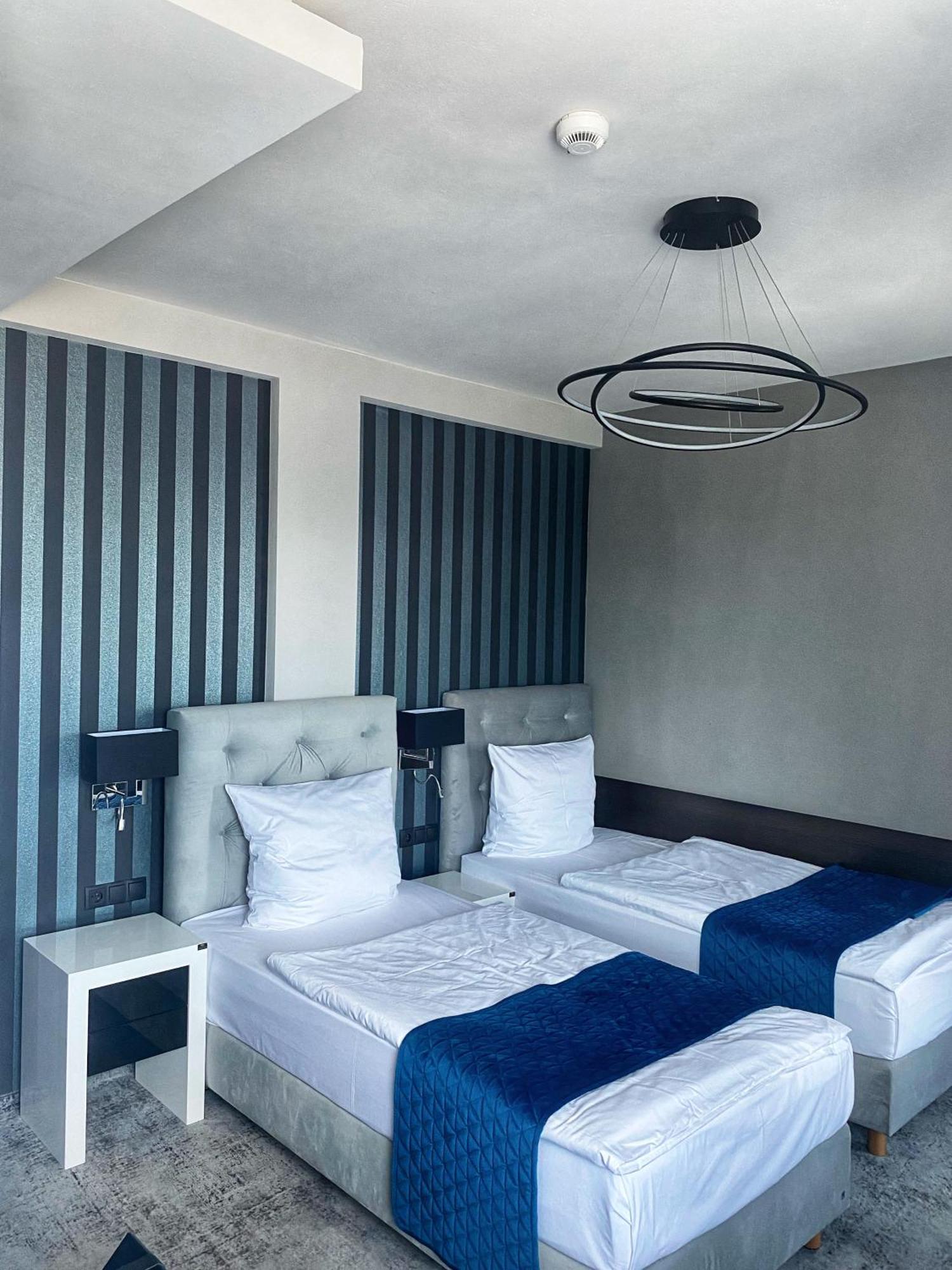 Hotel Sanova ยาโรสวาฟ ภายนอก รูปภาพ